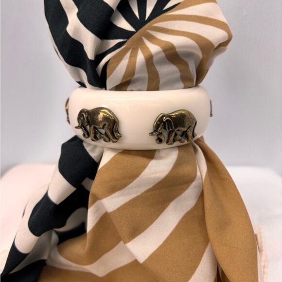 Porcelaine Cuff Bracelet with 5 Brass Elephant Details - Picture 8 of 9